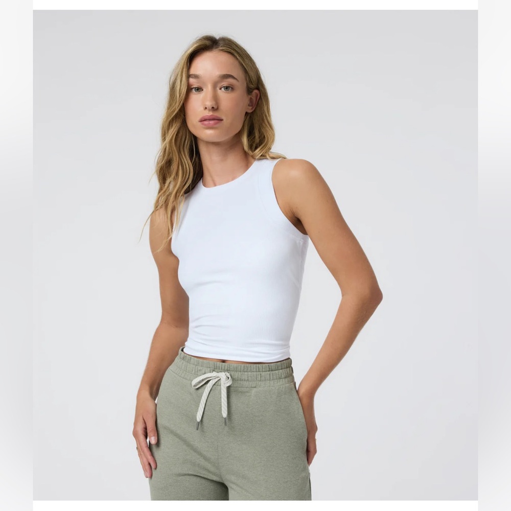 Vuori Pose Modern tank